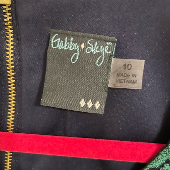 Gabby Skye - Size 10 Green cocktail dress. Never Worn - Picture 5 of 8